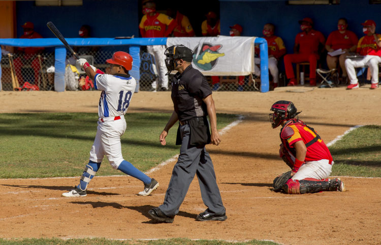 Raico Santos decidió el juego con cuadrangular en la octava entrada. Foto: Ismael Francisco/ Cubadebate.