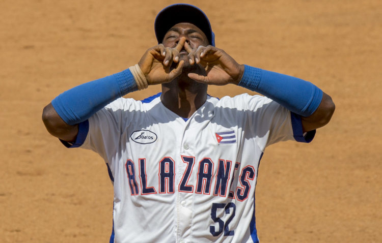 Osvaldo Abreu conectó el batazo que decidió el juego a favor de los Alazanes de Granma. Foto: Ismael Francisco/ Cubadebate.