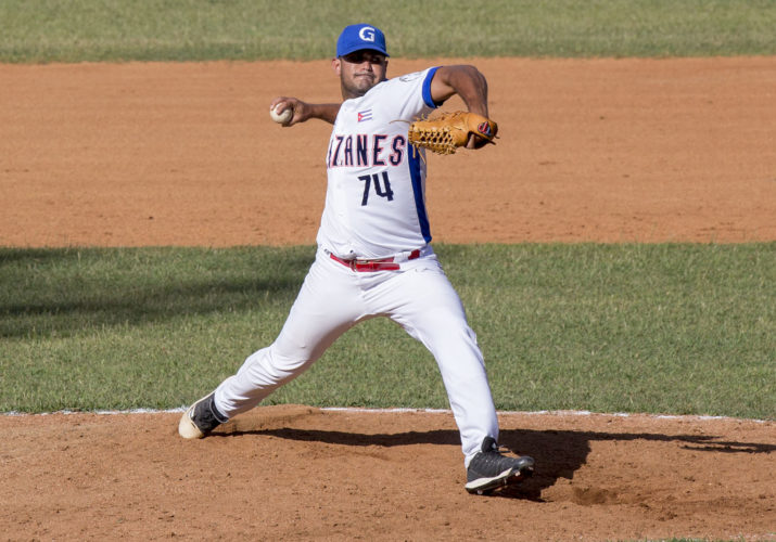 Carlos Santana salvó su segundo juego de la final. Foto: Ismael Francisco/ Cubadebate.