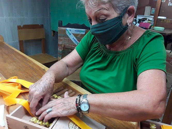 La Maestra, por su habilidad y poder de aportar experiencias y conocimientos entre los tabaqueros.