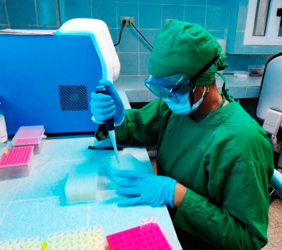 El uso de máscaras, caretas, batas, sobrebatas, trajes, nasobucos… es esencial para proteger a los trabajadores del laboratorio. Foto: Gretel Díaz Montalvo