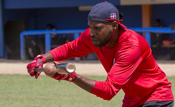 Yadir Mujica practicando el toque de bola. Foto: Ismael Francisco/ Cubadebate.
