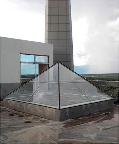 El Memorial en forma piramidal que expresa la unidad de las fuerzas. Foto: Cortesía del arquitecto Jorge Cao