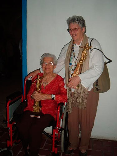 Natalia con María Teresa Linares.