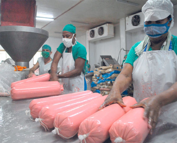 La UEB Camilo Cienfuegos dejó de ingresar 5 millones 172 mil pesos a la economía debido al cierre de la fábrica durante 17 días por el gran número de trabajadores contagiados. Foto: Agustín Borrego