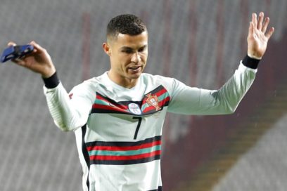 Subastan por 64 mil euros el brazalete que tiró Cristiano.