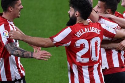 El Atlético de Madrid cae 2-1 ante el Bilbao y puede perder el liderato cuando el Barça recupere su partido pendiente.