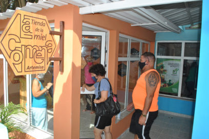 Artemisa oferta miel y sus derivados en nueva tienda La Colmena