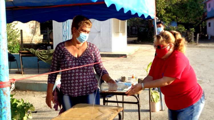 El cumplimiento estricto de las medidas sanitarias es la mejor arma frente a la COVID-19, pero esa realidad no es aún comprendida y aplicada por todos. Foto: Lianne Fonseca
