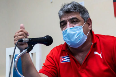 Hablando con el comisionado de béisbol en Cuba