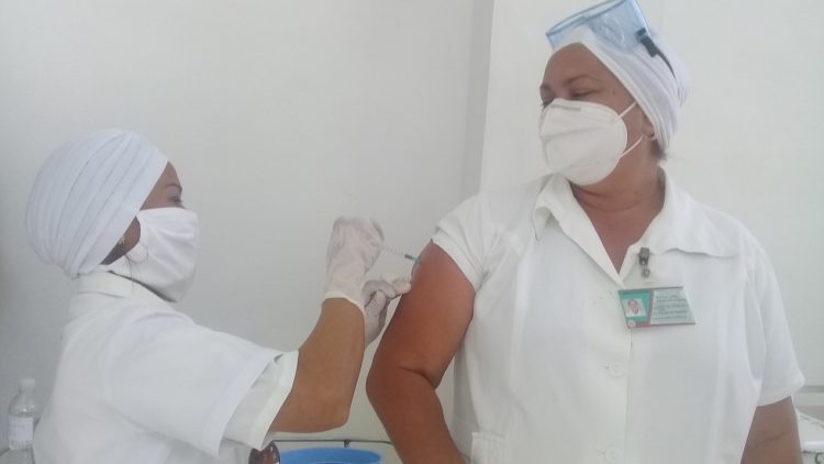 Ladis Montes De Oca Flores, enfermera del servicio de urgencias médicas del cuerpo de guardia del “Saturnino Lora” resultó la paciente cero de la fase de intervención de Abdala. Foto: Betty Beatón