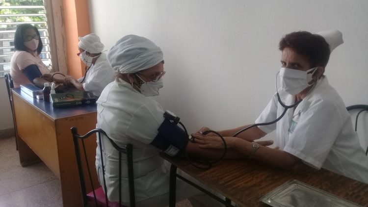 Las buenas prácticas y los protocolos de bioseguridad se cumplen con rigor en esta fase de intervención donde los sujetos a vacunar se someten a chequeo médico y seguimiento. Foto: Betty Beatón