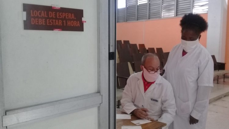 Las buenas prácticas y los protocolos de bioseguridad se cumplen con rigor en esta fase de intervención donde los sujetos a vacunar se someten a chequeo médico y seguimiento. Foto: Betty Beatón