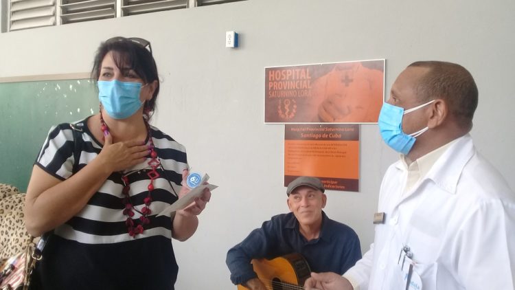 La ocasión fue propicia para reconocer al Centro Nacional Coordinador de Ensayos Clínicos con el sello 60 aniversario del hospital provincial Saturnino Lora. Foto: Betty Beatón