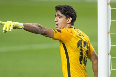 Bono le pelea el trofeo Zamora a Oblak.