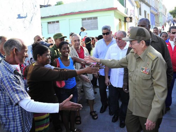 Raúl ha expresado honda satisfacción, junto al pueblo heroico de Cuba, por la obra consolidada de la Revolución, la obra más hermosa que hemos hecho. Foto: Estudios Revolución