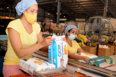 Colectivo de Thai Binh dona pañales a niños con discapacidad de Artemisa