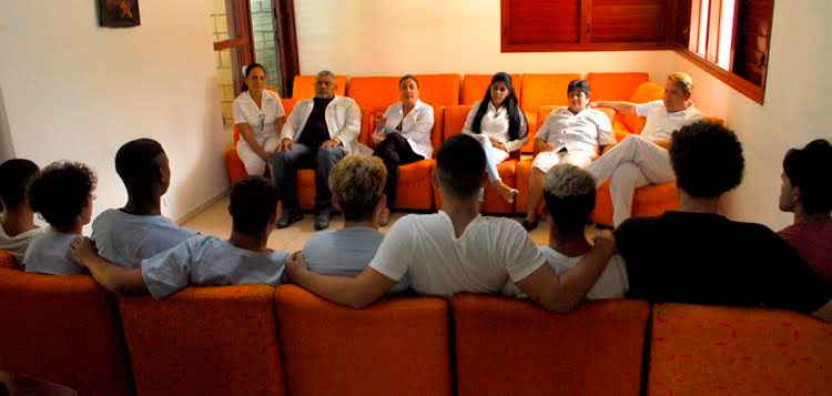 Con los especialistas durante una terapia grupal. Foto: Agustín Borrego