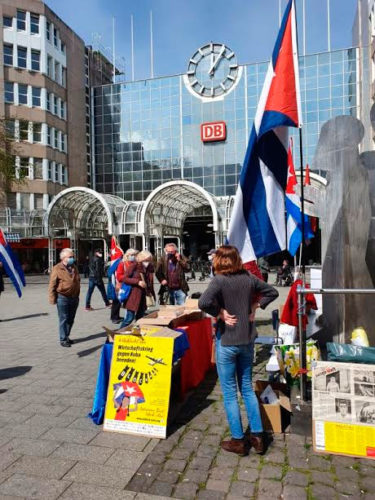 La campaña UnBlockCuba en Alemania convocó a expresarse ante la embajada estadounidense en Berlín, para exigir el fin de las agresiones. Se realizan actos similares en ciudades como Frankfurt, Dusseldorf, Bonn, Múnich, Bremen, Bielfield, Hamburgo, Schwerte, Chemnitz, Dresden, Leipzig y Sttutgart, Foto: Cubainformación