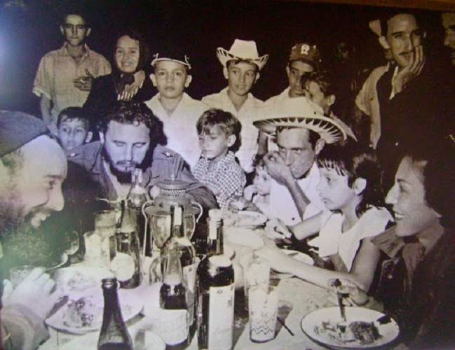 Cena con los carboneros de Soplillar. A primera vista fue el amor entre la Ciénaga y Fidel, autor indiscutible del renacimiento de uno de los pueblos más olvidados de Cuba en la época anterior a 1959.