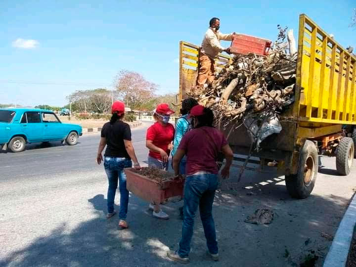 Cruzada de higienización contra la Covid-19 este fin de semana en las vías de acceso a la ciudad de Ciego de Ávila. Foto: Mariela Burgos Márquez