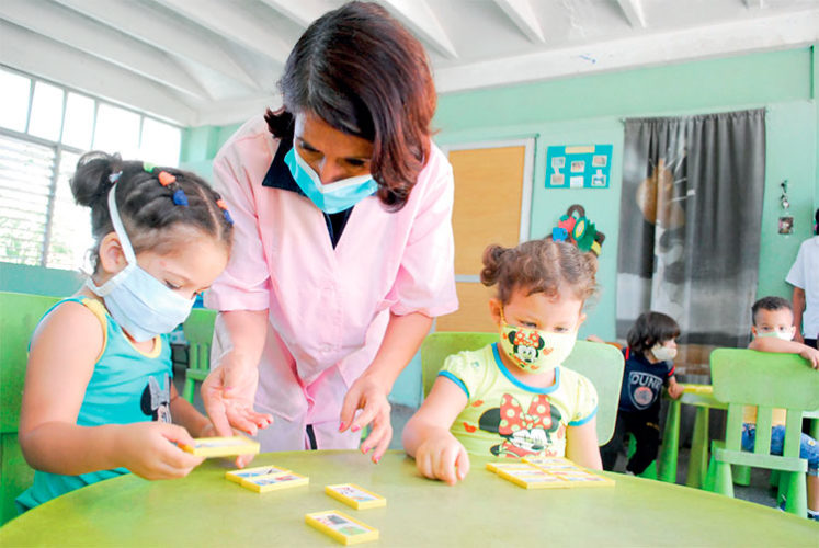 El amor de los niños es para Marlén la alegría de su vida. En el Osito Misha, su único centro laboral. Foto: Agustín Borrego
