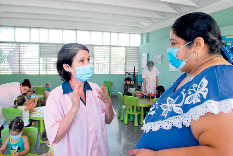 En la foto, Marlén junto a la directora Yania (a la derecha). Foto: Agustín Borrego