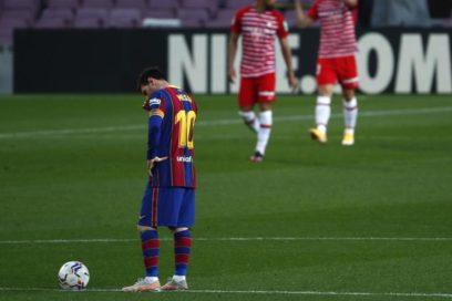 El Barça cae 1-2 ante el Granada y deja escapar la posibilidad de liderar LaLiga: Un gol de Messi adelantó a los de Koeman, que dominaron el encuentro, pero tantos de Machís y Molina dieron su primer triunfo en el Camp Nou a un efectivo Granada.