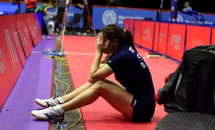 Daniela con sus manos en el rostro. Foto: ITTF