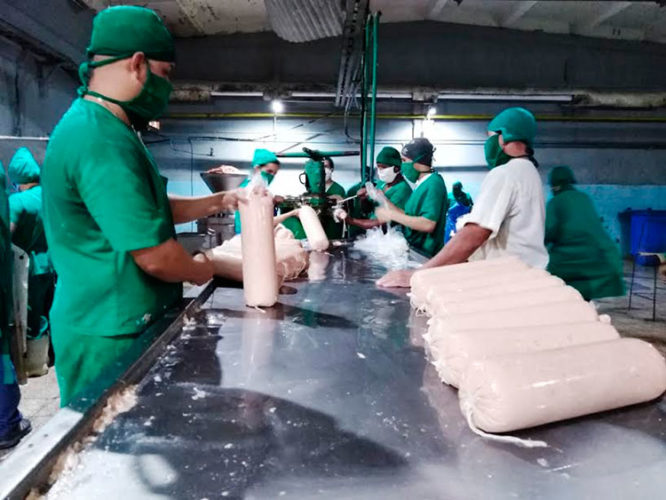 La higiene a la hora de elaborar los alimentos siempre ha sido primordial para la Empacadora. Foto: Gretel Díaz Montalvo