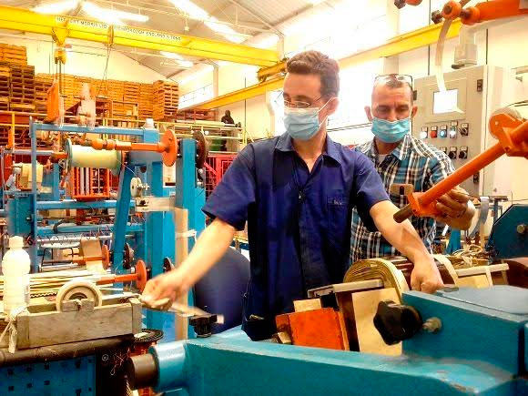 Alexis Iván Landeiro Ferro, segundo plano a la derecha, fiscaliza el trabajo. Foto: Yosdany Morejón Ortega