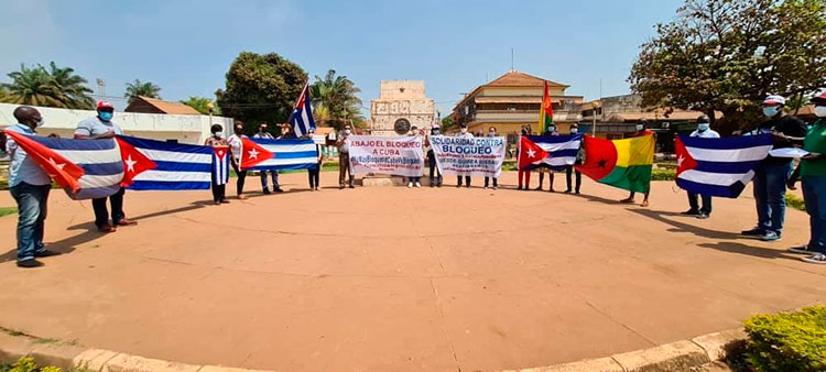 Desde la capital de Guinea Bissau, en África Occidental, llamaron “al combate corred bayameses” a cubanos residentes allí y a “los incondicionales amigos guineenses” a generar tender #PuentesDeAmor. Se sumaron además los profesionales de la salud que en cumplimiento de Misión Internacionalista trabaja allí, convocados por la doctora Milagros Valdespino, Jefa de la Brigada Médica y la doctora Quenia Gonzalez, Decana de la Facultad Raúl Dĺaz Arguelles García en Guinea Bissau. Foto tomada del Facebook de la Sede Universitaria Vilma Espín Guillois