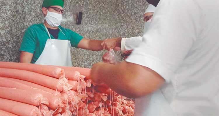 En la industria se incentiva la producción de surtidos de buena calidad para favorecer la alimentación del pueblo. Foto: Cortesía de Pescatun