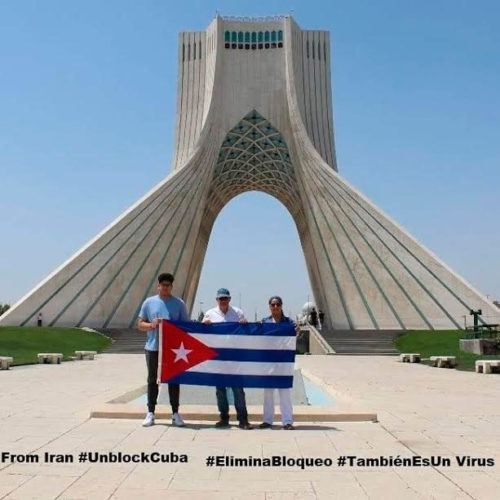La majestuosa Torre Azadi es sin dudas uno de los lugares más conocidos de Teherán. Sobresale por su exquisitez arquitectónica y por haber sido escenario de grandes acontecimientos en torno a la Revolución Islámica de Irán. La Torre Azadi o Torre de la Libertad fue inaugurada en 1971 por el último Sha, quien le dió nombre, y la mandó a erigir como homenaje a 2500 de años de monarquía. Al triunfo de la Revolución Islámica en 1979 cambia a su nombre actual y rinde otros tributos mucho más afines a su heroico pueblo. Hasta allí llegó este domingo la diplomática cubana Tania Causse junto a su familia para sumarse a la movida internacional contra el bloqueo. Foto tomada del Facebook de Tania Causse