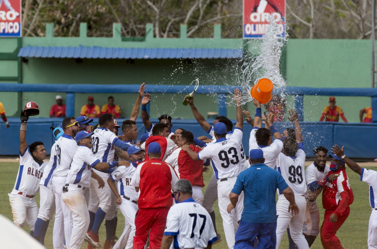 Granma celebra el triunfo del campeonato. Foto: Ismael Francisco/ Cubadebate.