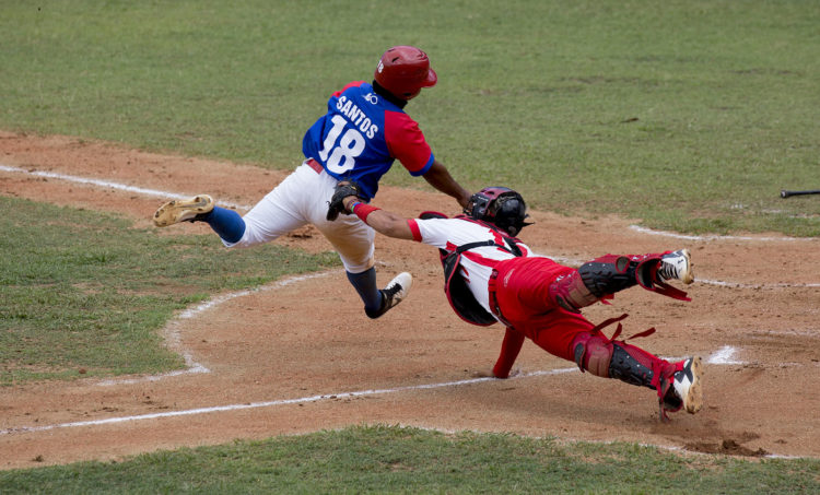 Raico es puesto out en home. Foto: Ismael Francisco/ Cubadebate.