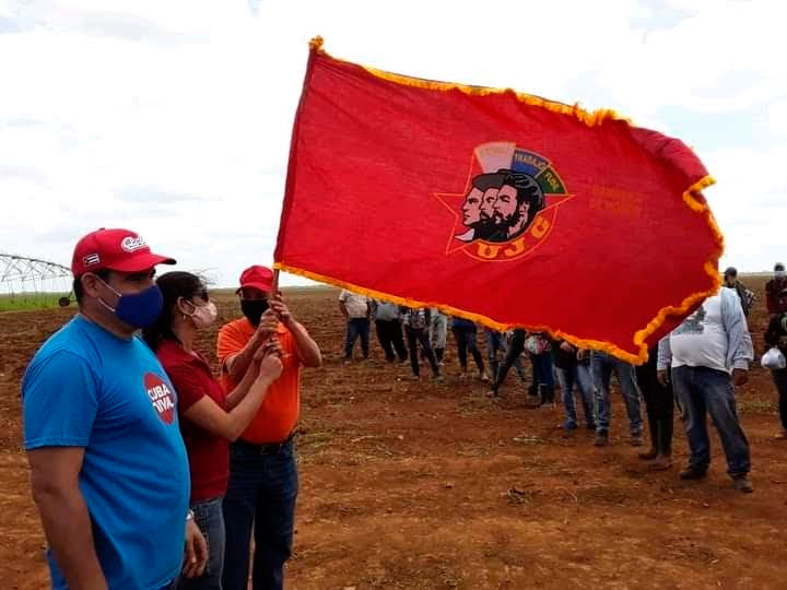 Al pie de los surcos se le entregó la Bandera de Honor de la Unión de Jóvenes Comunistas al colectivo de la entidad insignia de la agricultura cubana. Foto: Neudel Quintero Matos