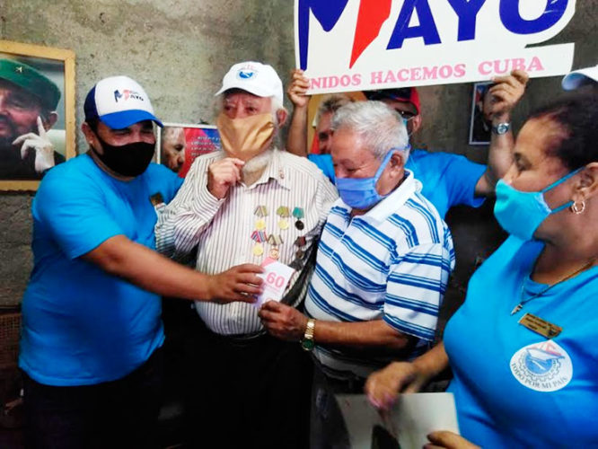 Como parte de la jornada de celebración por el Día Internacional de los Trabajadores, la CTC en Camagüey rinde homenaje a los combatientes de Playa Girón. Foto: Gretel Díaz Montalvo