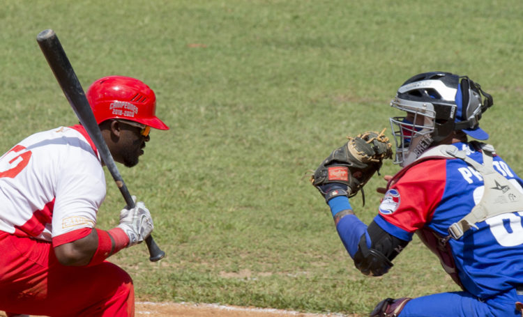 Gran rivalidad han mostrado Granma y Matanzas en esta final de la pelota cubana. Foto: Ismael Francisco/ Cubadebate.