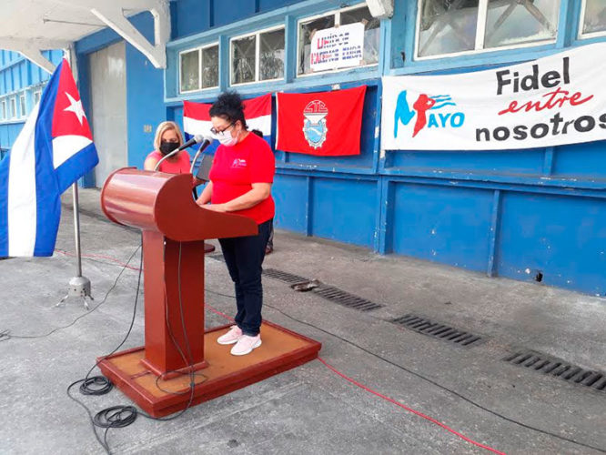 Mercy Rodríguez Crespo, secretaria General de la CTC en la provincia leyó la Convocatoria al Primero de Mayo, que con el lema Unidos: Hacemos Cuba, convida a los cubanos a conmemorar la el Día del Proletariado Mundial de manera virtual, del centro de trabajo o la casa. Foto: Yuleiky Obregón Macías