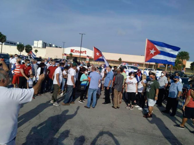 En Estados Unidos la caravana conectó a unas 19 ciudades con un mensaje común al presidente Joe Biden: “Levante las sanciones económicas a Cuba. Construya #PuentesDeAmor #ReopenUSHavEmbassy #Remesasfamiliares #unblockcuba”. Foto: Tomada del Facebook de Carlos Lazo