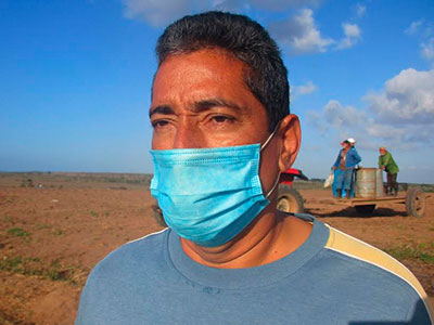 Michel Royero Moreno, trabajador de ETECSA, explicó que su colectivo participa en diferentes tareas, además de la producción de alimentos.