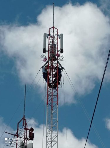 Trabajadores de ETECSA en Sancti Spíritus laboran en el montaje de la tecnología 3G en la localidad de Guasimal, lo que permitirá mejorar la cobertura de la telefonía celular. Foto: Francisco Díaz Pérez