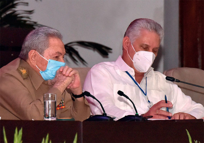 El General de Ejército Raúl Castro Ruz, Primer Secretario del Comité Central del Partido Comunista de Cuba, presidió las sesiones de trabajo de este domingo. Foto: Estudios Revolución