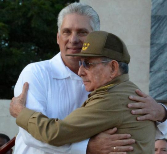«La mayor satisfacción es la tranquilidad y serena confianza que sentimos al ir entregando a las nuevas generaciones la responsabilidad de continuar construyendo el socialismo, y con ello asegurar la independencia y la soberanía nacional». Foto: Estudios Revolución