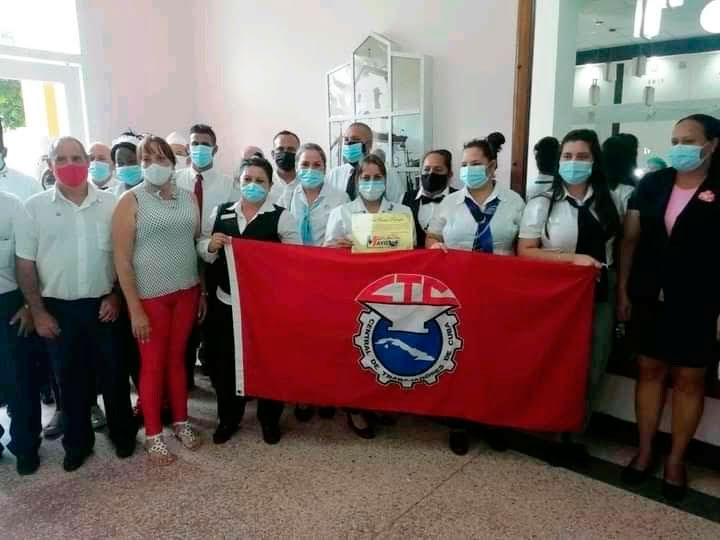 La placa Abanderados del Amor y al esperanza reconoce el quehacer de trabajadores y colectivos en el enfrentamiento a la Covid-19. Foto: Juan Mendoza Medina