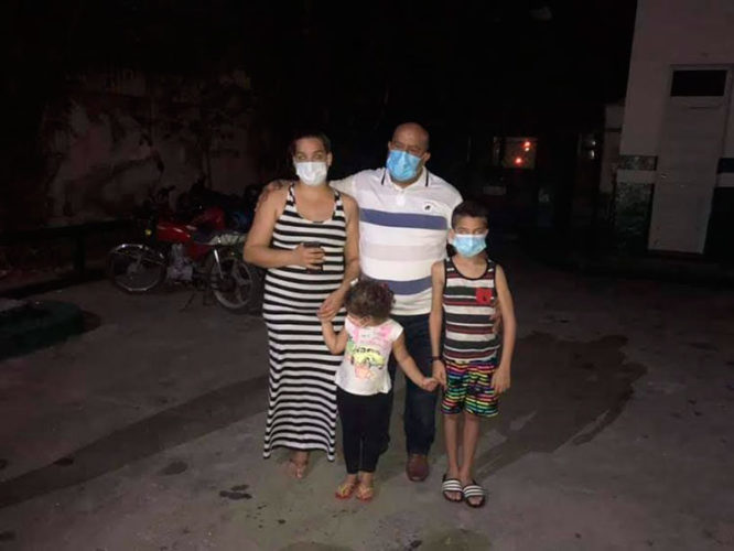 Reconocimiento al doctor Luis Montegudo. Junto a su esposa e hijos disfruta el homenaje de sus vecinos. A Yudi Rodríguez, presidenta del CDP, le sorprendió el afectuoso homenaje. Foto: Tomada del Facebook de Katiuska Mildestein