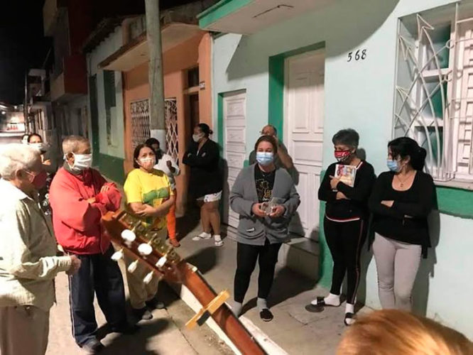 A Yudi Rodríguez, presidenta del CDP, le sorprendió el afectuoso homenaje. Foto: Tomada del Facebook de Katiuska Mildestein