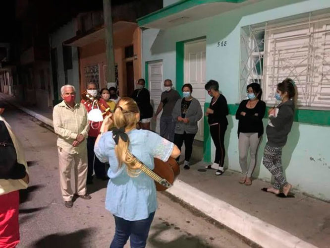 A Yudi Rodríguez, presidenta del CDP, le sorprendió el afectuoso homenaje. Foto: Tomada del Facebook de Katiuska Mildestein