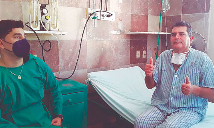 El doctor Rudis (a la derecha) en el Hospital Militar Comandante Manuel Fajardo, cuando ya había pasado el mayor peligro. Foto: Idalia Vázquez Zerquera, tomada del periódico Vanguardia